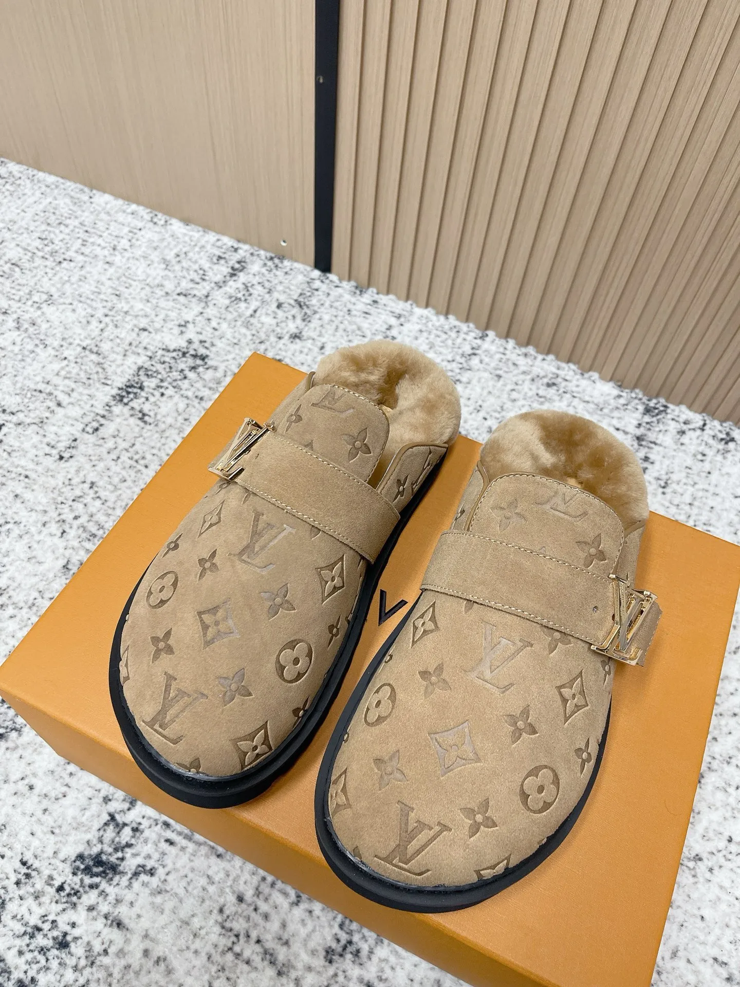 [L Home] P: 500💰 Size: 35-46 (female 40.41, male 45 46 custom-made) Top version Louis vuitton Lv top version LV couple's wool slippers New couple's Birkenstock slippers Cute and loveable, the foot feel is not too good Simple and high-end Sling-hee design Ready to wear and go Good news for lazy people Upper imported cowhide/imported old floral cloth Original hardware buckle, original molded high-density foam outsole Fabric: Yangjing/classic jacquard fabric Lining: imported wool lining Sole: original foam combination sole